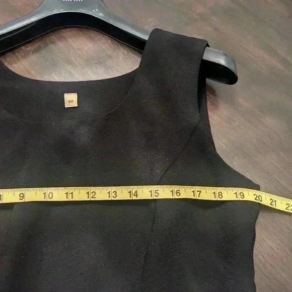 Women's Black Sleeveless Top size 16P like new - Picture 2 of 4